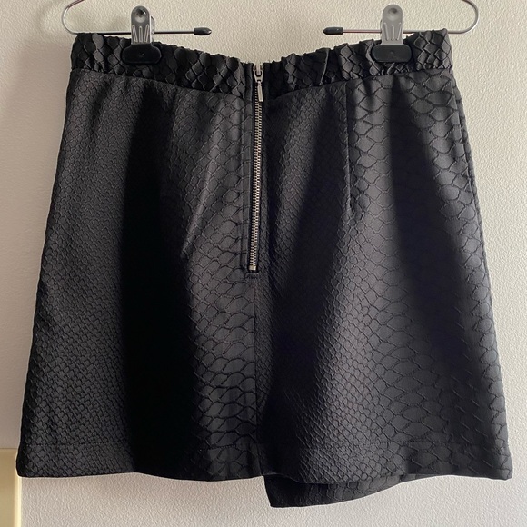 Topshop Snake Print Faux Wrap Mini Skirt. Size 6. Black Colour. - Picture 2 of 9
